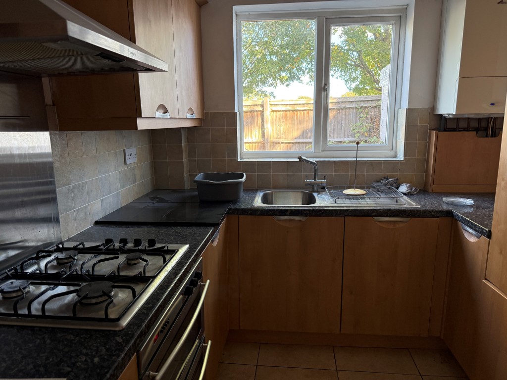 Lot: 137 - SUBSTANTIAL SIX-BEDROOM DETACHED PROPERTY WITH POTENTIAL FOR SUB-DIVISION - Annexe fitted kitchen with window